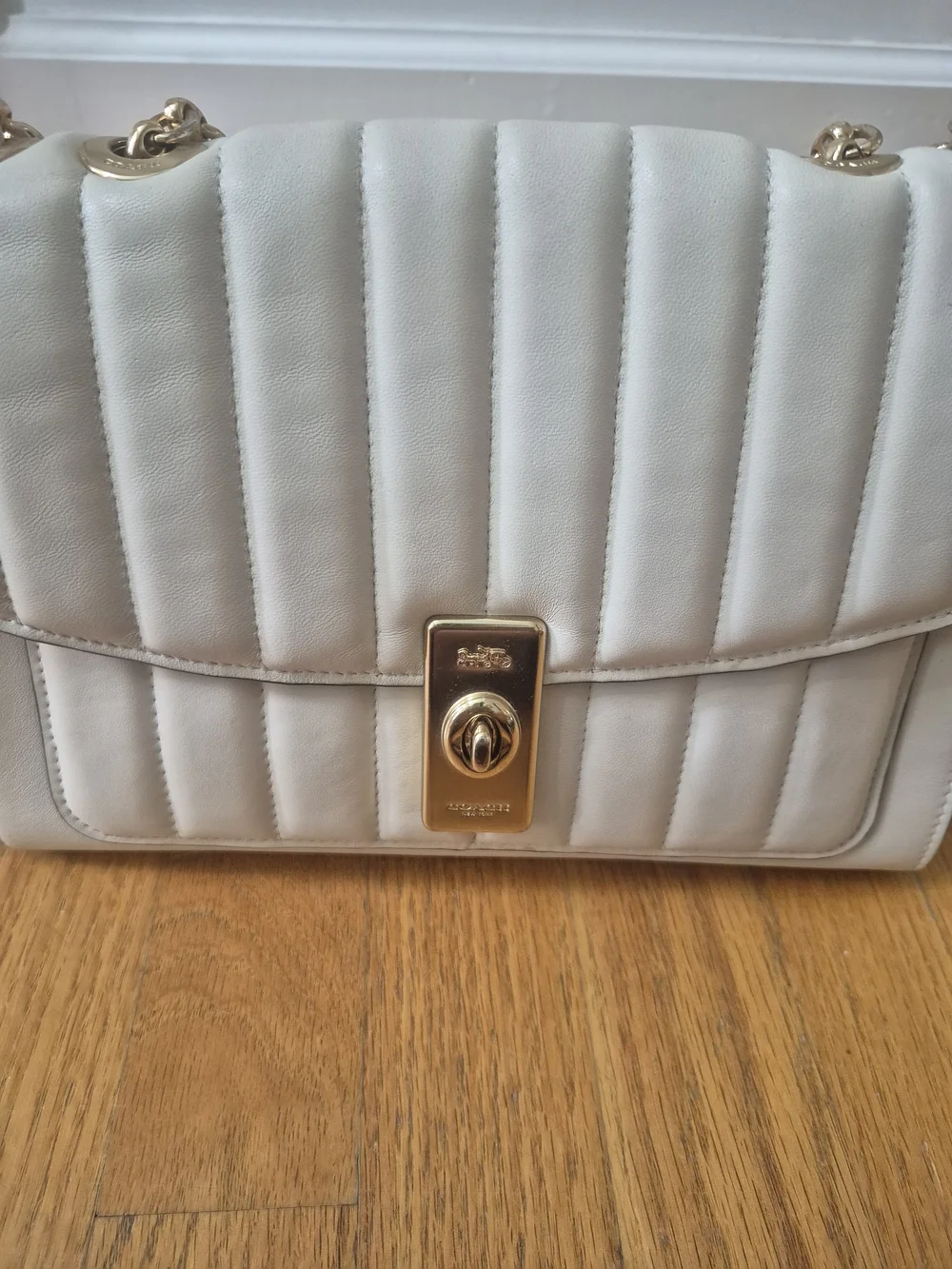 COACH -Shoulder Bag with Gold Chain - White